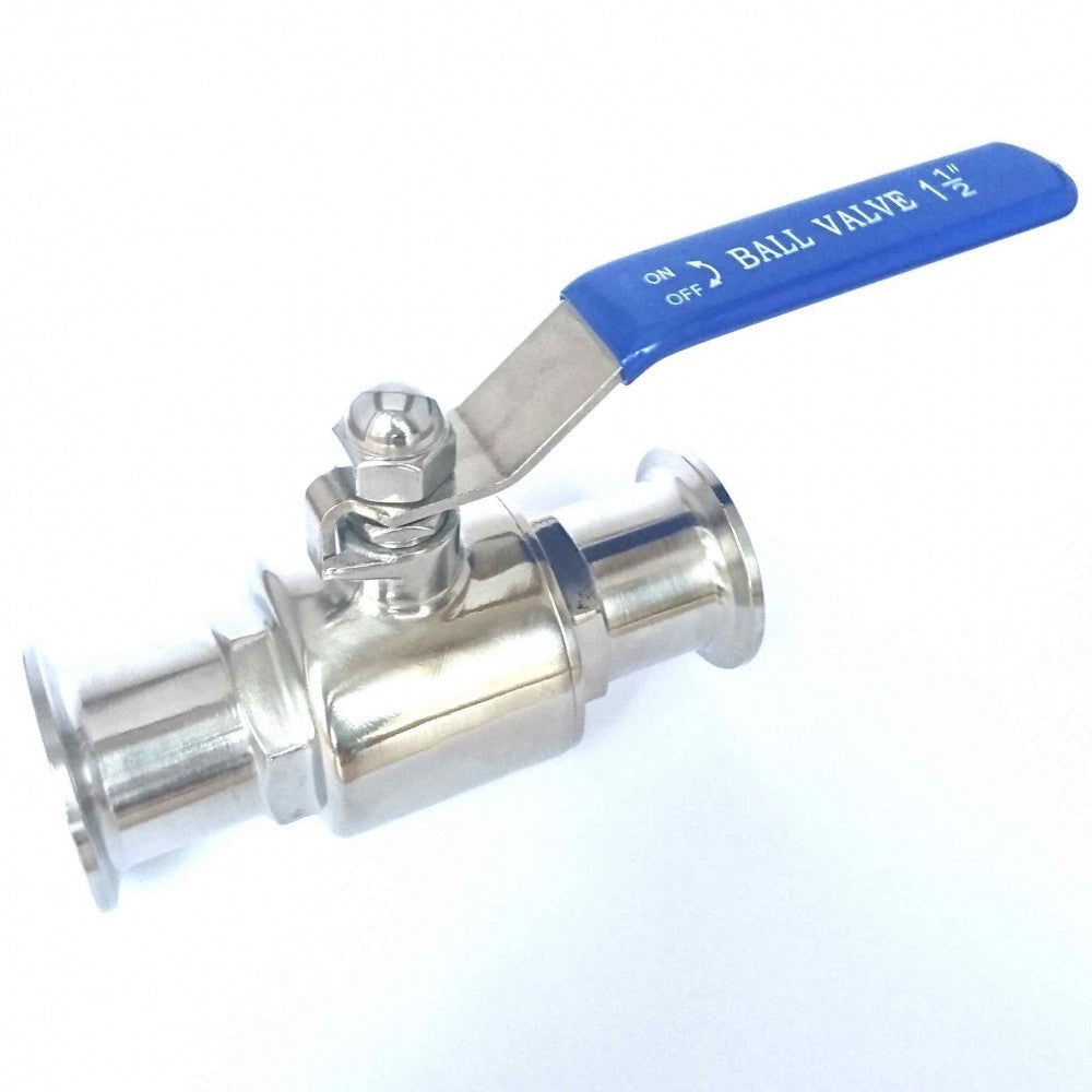 1,5" Tri-Clamp Kuleventil fra Brewshop i 304 rustfritt stål med blått spak-håndtak, ON/OFF BALL VALVE 1,5-merking og tri-clamp koblinger på begge sider.
