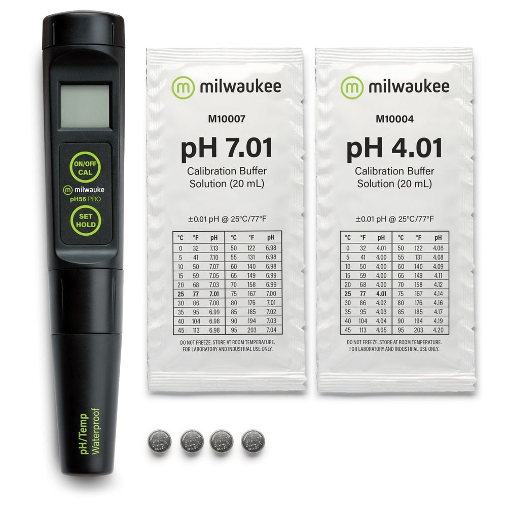 A Milwaukee PH56 PRO - vanntett pH meter med utskiftbar probe fra Milwaukee, to kalibreringsløsninger (pH 7,01 og pH 4,01) og fire små knappcellebatterier er plassert side ved side.