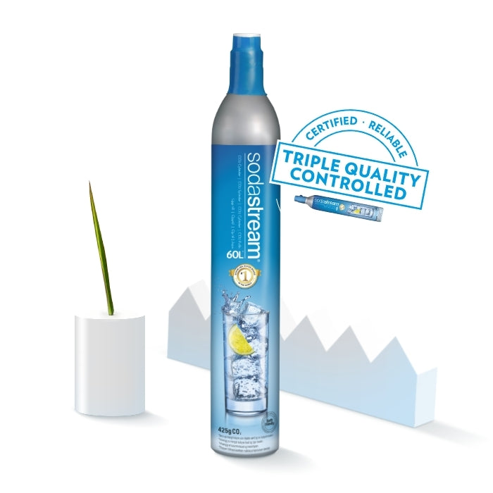 En SodaStream CO2-sylinder 425g for 60L fra SodaStream står oppreist med en blå etikett; i bakgrunnen er det en hvit plantepotte, stiliserte fjellformer og et Triple Quality Controlled-sertifiseringsmerke.
