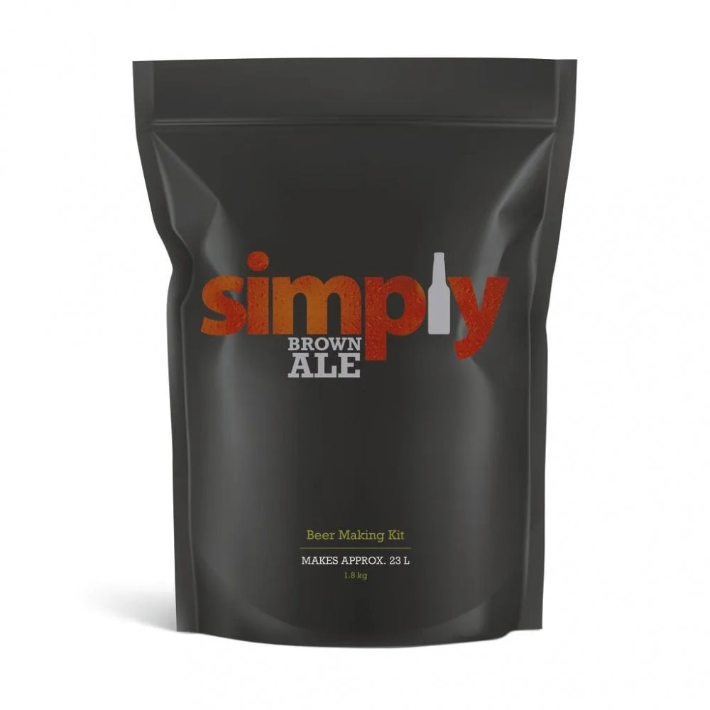 En svart pose merket Simply Brown Ale 1,8 kg ekstraktsett fra Simply, med oransje og hvit tekst, står oppreist på en vanlig hvit bakgrunn.