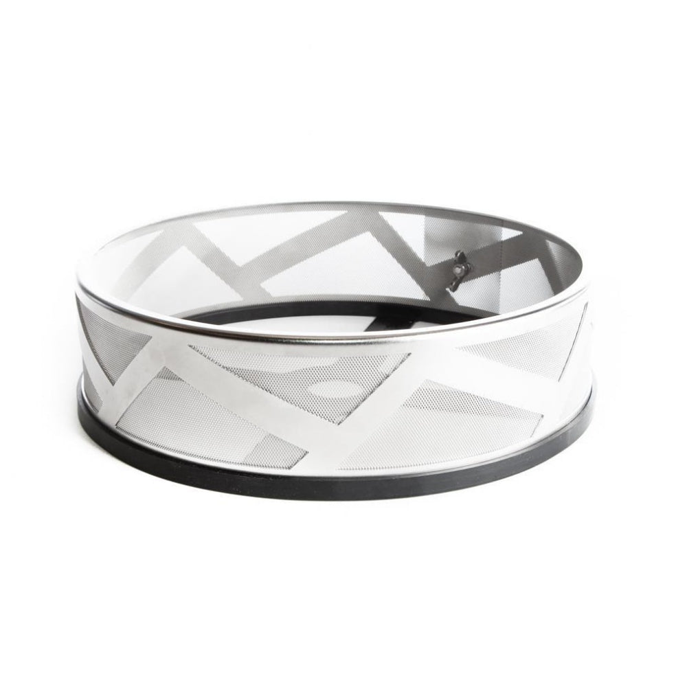 Brewtools Trubinator S er en rund peisskjerm i metall med geometrisk kryssmønster og svart bunn, inspirert av effektiviteten til Trubinator-boblebadfiltrene, vist på en hvit bakgrunn.