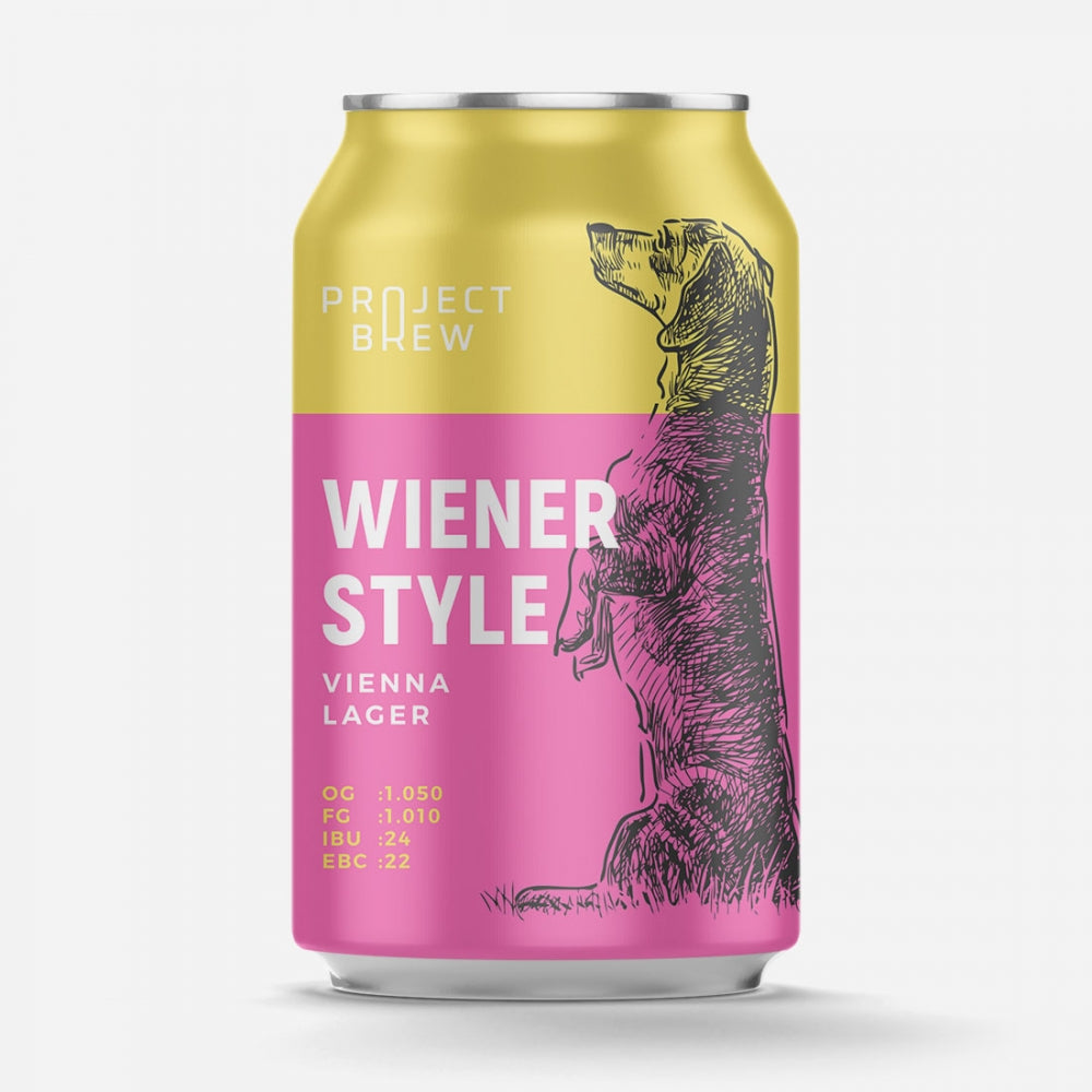 En boks med Project Brew Wiener Style Vienna Lager - allgrain ølsett, med en svart strektegning av en hund som sitter oppreist på en gul og rosa bakgrunn - ideell for fans av håndverksøl.
