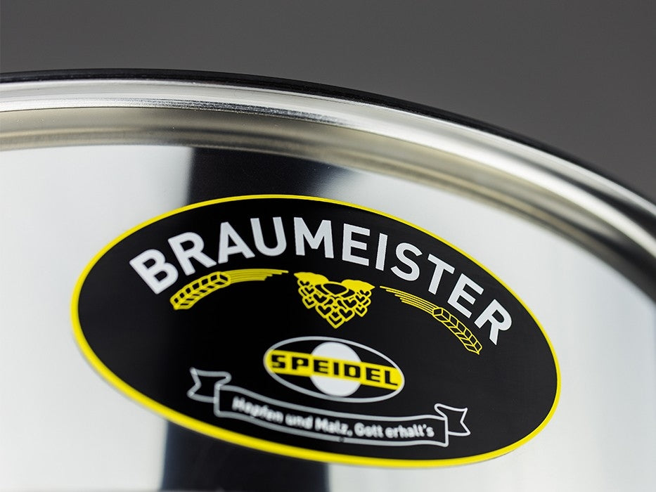 Nærbilde av Speidel 50L #Braumeister PLUS bryggekar i metall med etikett og humle- og korngrafikk - et førstevalg for presis temperaturkontroll i gjæringsoppsettet ditt.