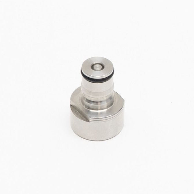 En Keg King Universal Ball Lock Post - 5/8 gjenger, laget av rustfritt stål med svart O-ring, er vist mot en hvit bakgrunn.