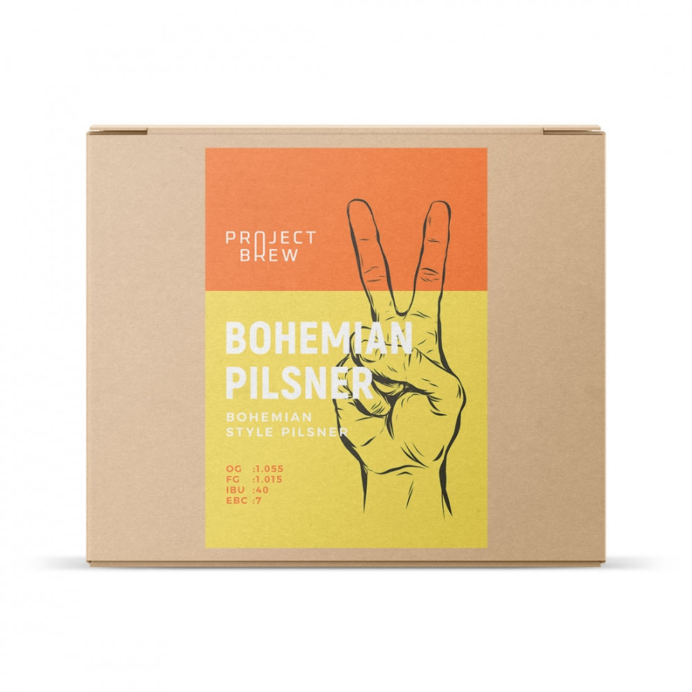 En pappeske merket Bohemian Pilsner - allgrain ølsett fra Project Brew viser en hånd som lager et fredstegn og detaljer om denne tsjekkiske pilsneren på en livlig gul og oransje etikett.