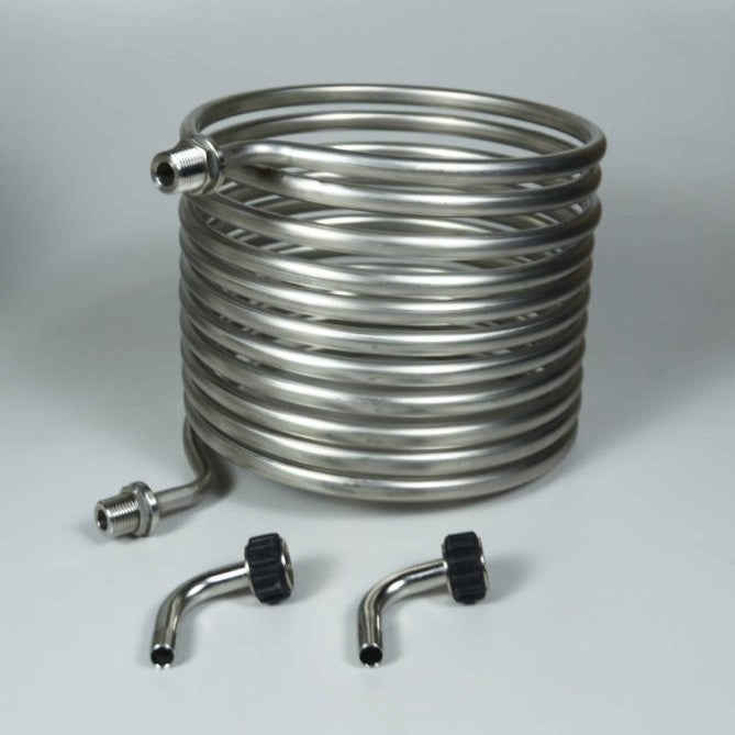 HERMS Coil Small fra Blichmann er et kveilet rør i rustfritt stål 304 med gjengede ender, samt to buede beslag i rustfritt stål med knotter i svart plast.