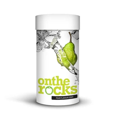 En sylindrisk On the Rocks-beholder merket "Pærecider ekstraktsett - 1,7 kg" har bilder av is, en væskesprut og en pære, noe som indikerer at den er beregnet på å lage hjemmelaget fruktcider (pærecider).