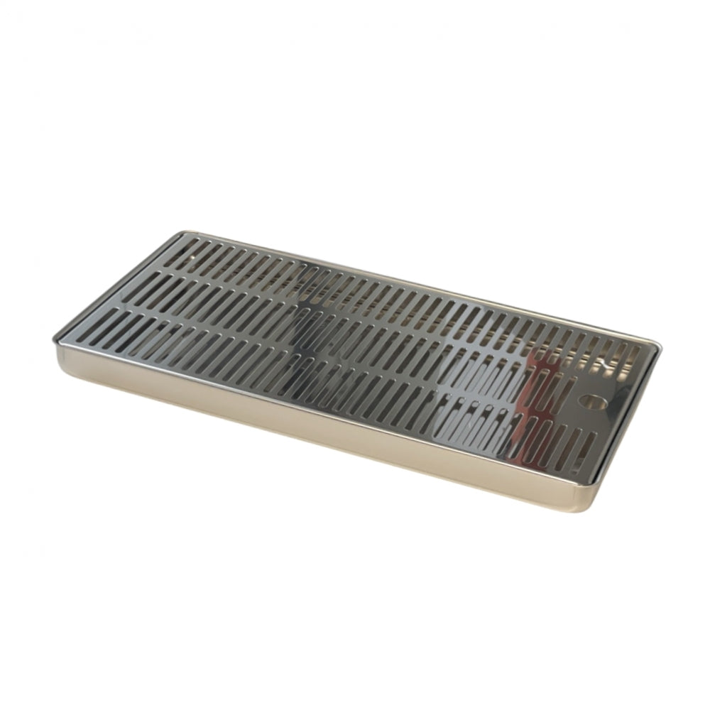 Dryppbrett 40 cm x 22 cm rustfritt stål fra AEB er et rektangulært brett i rustfritt stål med en slisset, ventilert topp for effektiv drenering eller luftsirkulasjon.