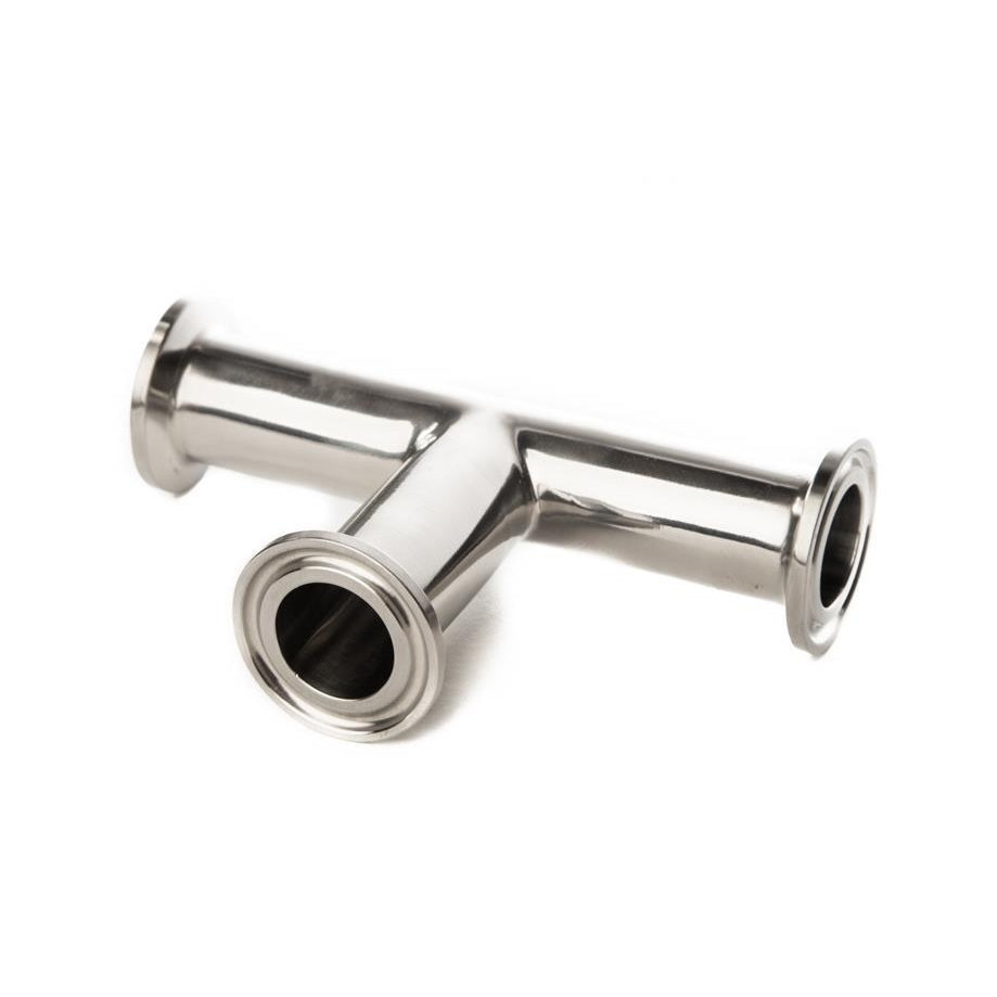Brewshop 34 mm Tri-Clamp T-adapter (115 mm) er en armatur i rustfritt stål med tre åpne ender for tilkobling av rør eller slanger.