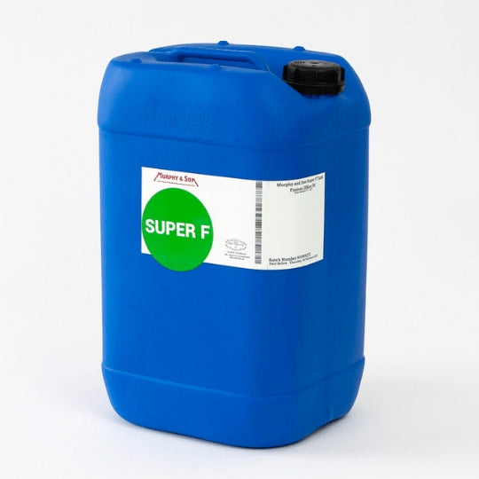 En stor blå plastbeholder (25 kg) med svart lokk og hvit etikett merket Super F fra Murphy & Son, brukt som klarningsmiddel for å forbedre ølklarhet.