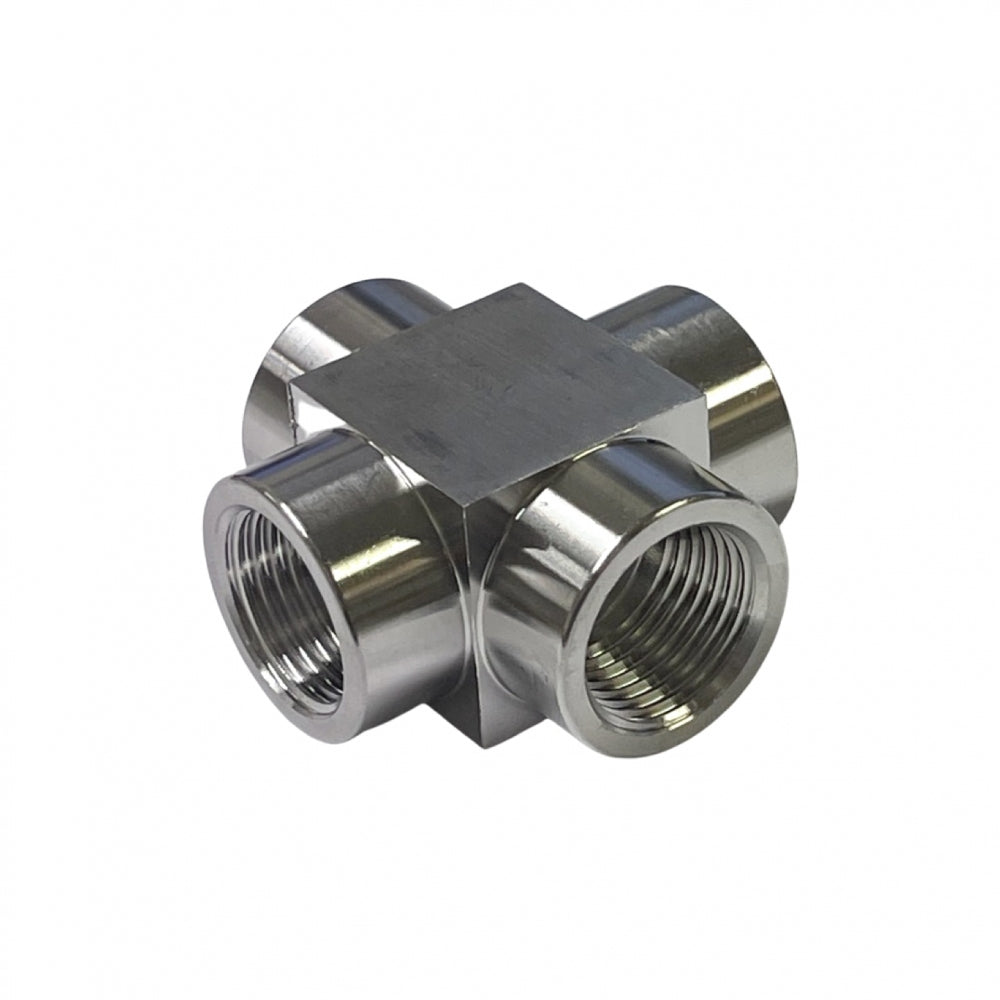 Brewshop 1/2" FPT Kryss er en fireveis kontakt med NPT-hunngjenger på hver side, laget av rustfritt stål 304, vist mot en hvit bakgrunn.