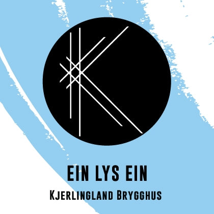 En svart sirkel med hvite geometriske linjer som danner en stilisert K sitter over "EIN LYS EIN" og "Kjerlingland Brygghus" på en blå og hvit bakgrunn - ideelt for å presentere Brewshops Kjerlingland Brygghus - Ein Lys Ein allgrain ølsett.