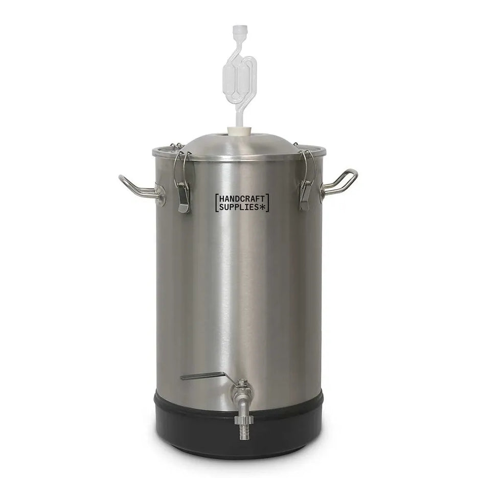 Handcraft Supplies 25L Stainless Steel Conical Fermenter-en konisk gjæringstank i rustfritt stål med håndtak, tappekran, gjærlås og Handcraft Supplies-etikett. Perfekt for ølbrygging!.