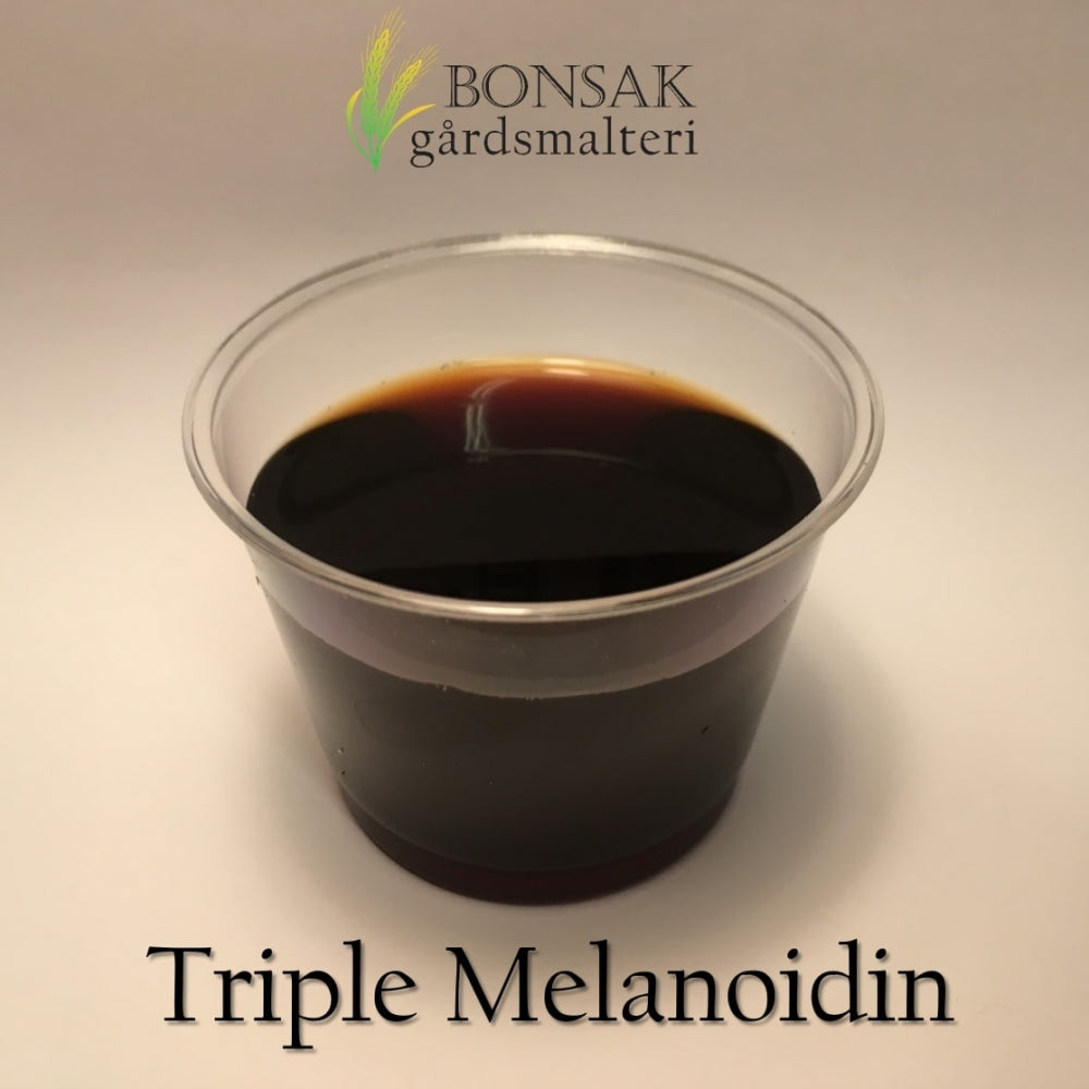 Et gjennomsiktig plastbeger fylt med mørkebrun væske merket "Triple Melanoidin Malt (197 EBC) 100G" fra Bonsak Gårdsmalteri, med logoen deres over for å fremheve denne signaturmalten.