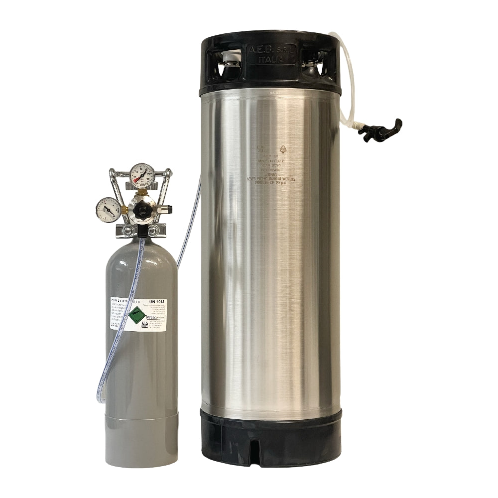 Brewshop Fatpakke 23 liter Corneliusfat, et fat i rustfritt stål med svart topp, er utstyrt med en CO2-tank, regulator og slange - ideelt for ditt startpakke-øl-oppsett.