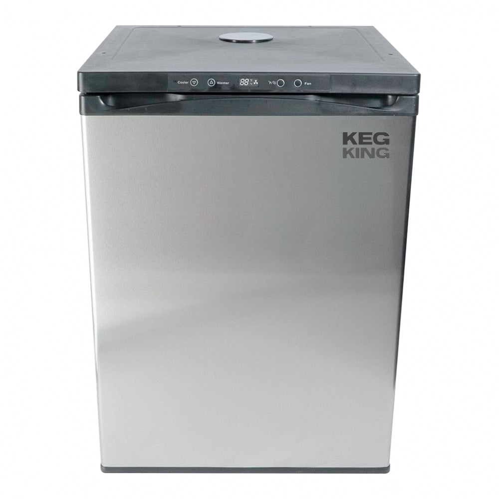 Keg King KegMaster Series XL Kegerator er et kjøleskap i rustfritt stål med digitale kontroller på toppen av fronten, designet for servering av fatdrikker fra Corneliusfats.