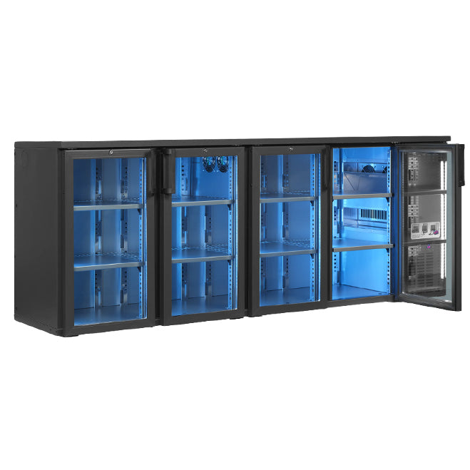 Fire sammenkoblede serverrack i metall med glassdører, blå innvendig belysning og tomme hyller, hvorav ett rack er delvis åpent og viser utstyret inni. Disse rackene er designet for sømløs barinstallasjon og kan ved behov også romme et profesjonelt kjølesystem, for eksempel LINDR DCL-4 C Green Line Flaskekjøler (bestillingsvare).