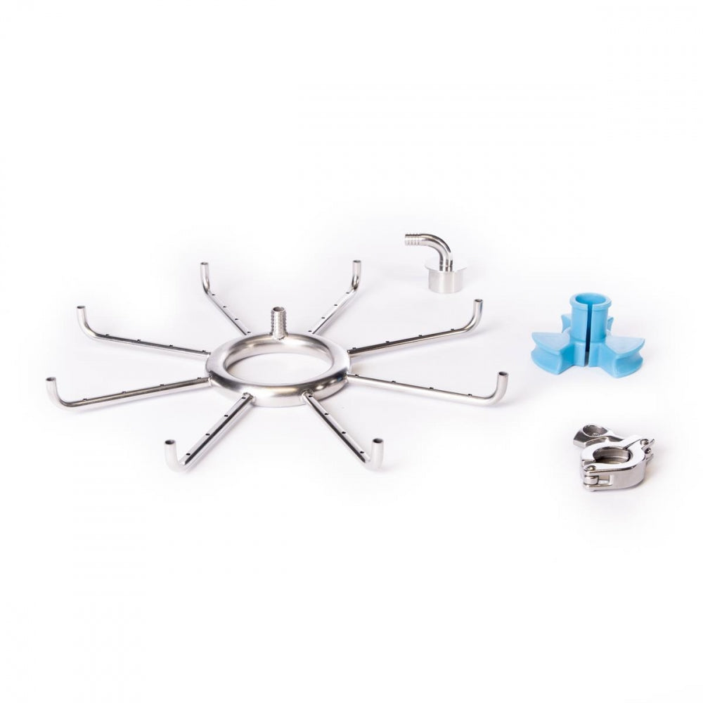 Mekaniske deler fra Brewtools, inkludert en Sirkulasjonsmanifold M for Brewtools B80Pro, en blå plastdel, en klemme og en buet kontakt for mesking, vist på en hvit bakgrunn.