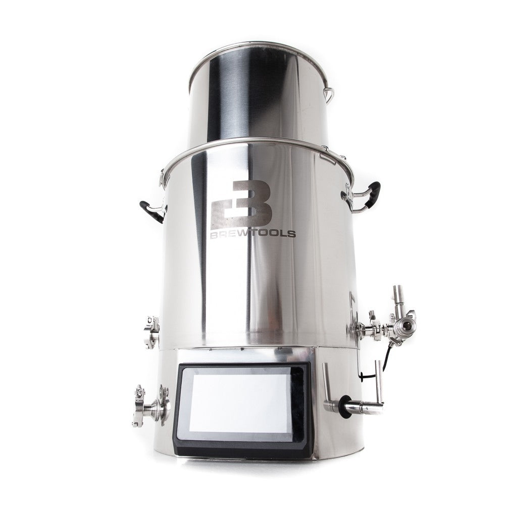 Brewtools B40pro Bryggemaskin fra Brewtools er fotografert på en hvit bakgrunn, med digitalt display, kontrollknapper, flere ventiler og en kokekapasitet på 40 liter - ideelt for seriøse hjemmebryggere.
