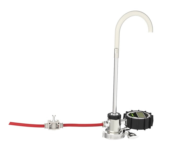 Grainfather Conical Fermenter Pressure Transfer er en metallkran med buet tut, rødt rør og manometer, montert på en flat overflate - ideell for overføring av trykk med Grainfather Conical Fermenter.