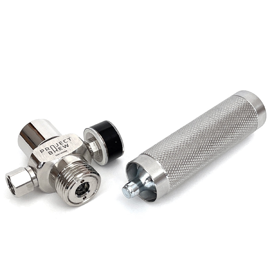 Project Brews miniregulator for ølgass har en gjenget ventil i rustfritt stål, gravert med PROJECT BREW, og passer perfekt sammen med dine nitrogen-C2- eller ølgassoppsett.