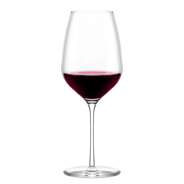 Et Stölzle Lausits Fino Red Wine vinglass 545 ml fra 6 stk-settet, som inneholder en liten mengde rødvin, vises mot en vanlig hvit bakgrunn.