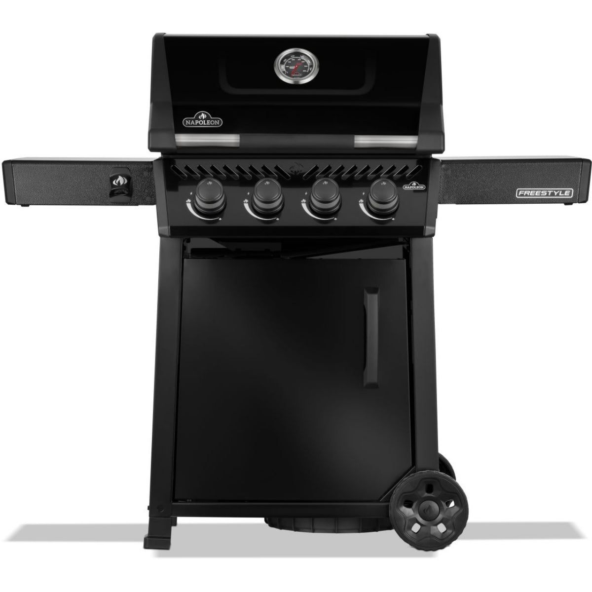 Napoleon Freestyle 425 Gassgrill er en svart, frittstående grill med fire kontrollknapper, lokktermometer, to sidehyller og to hjul for enkel mobilitet. Fungerer effektivt på propan.