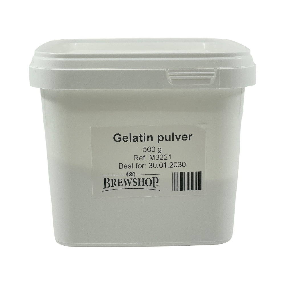 En hvit plastbeholder merket Gelatinpulver 500g fra Brewshop, ideell for klarning av øl, best før 30.01.2030.
