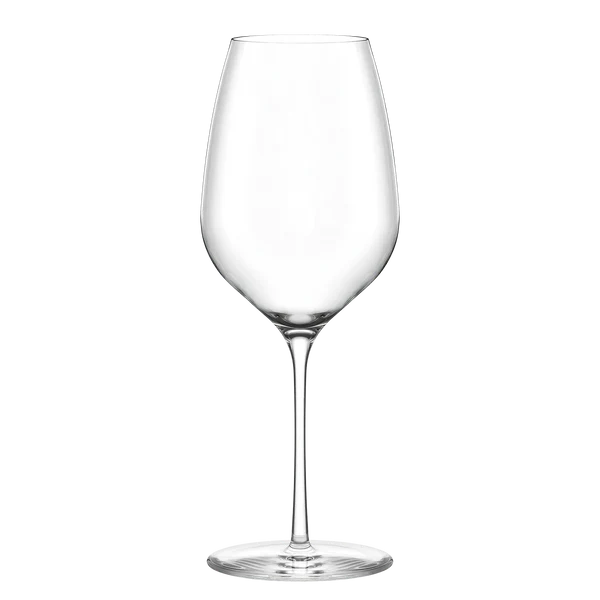 Et klart, tomt Fino rødvinsvinglass 545 ml fra Stölzle Lausits, med lang stilk og bred skål, er satt mot en enkel hvit bakgrunn - ideelt for stilfull vinopplevelse. Esken inneholder 6 glass.