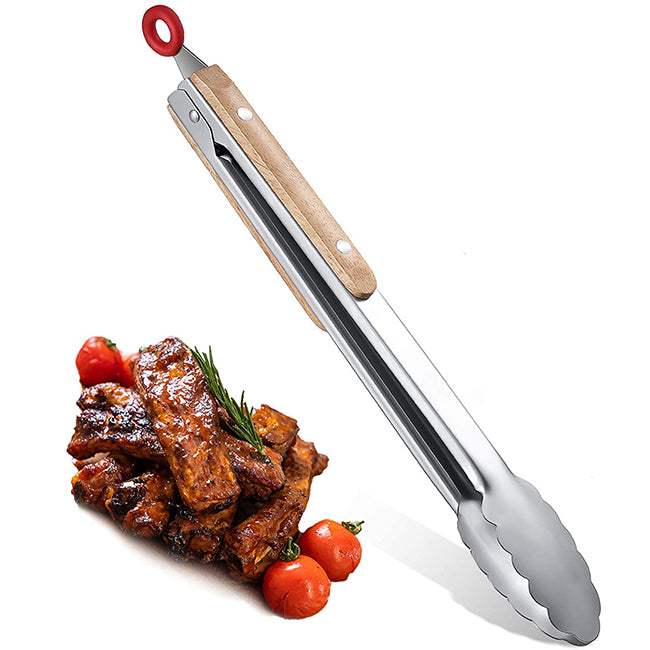 Grilltang i Rustfritt Stål med Trehåndtak vises over serverte ribber med rosmarin og cherrytomater, noe som gjør dette kjøkkenredskapet ideelt til grilling.