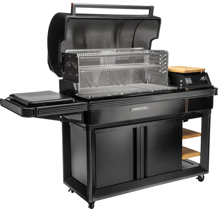 Traeger Timberline XL pelletsgrill er en stor, svart utegrill med rister i rustfritt stål, sidehyller, kontrollpanel, åpent lokk og et oppbevaringsskap på hjul.