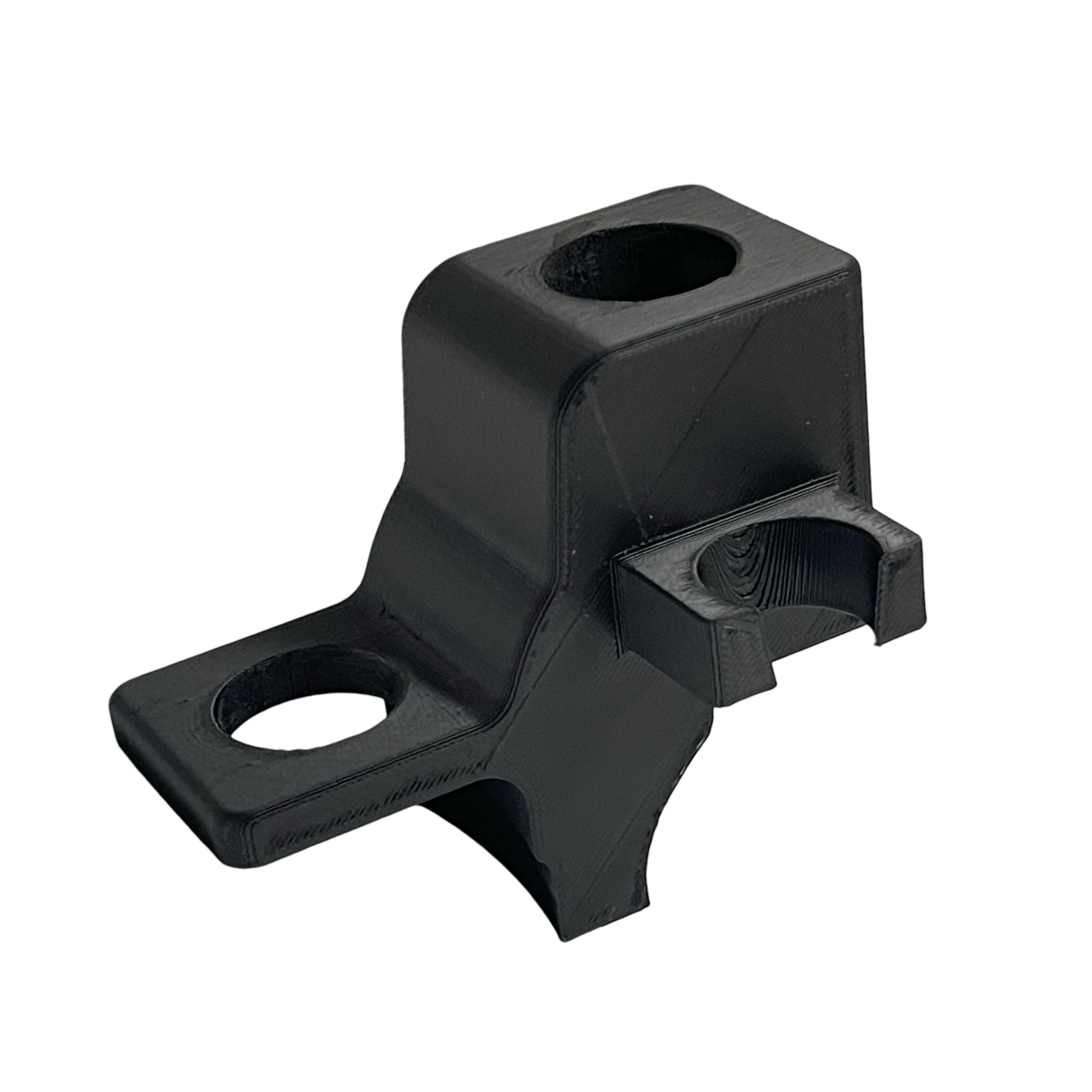 Svart 3D-printet holder i plast for Sodastream flaske, picnic ølslangesett og regulator (Oxyturbo) til Corneliusfat fra Brewshop, med to sirkulære hull og en opphøyd del, fotografert på hvit bakgrunn.