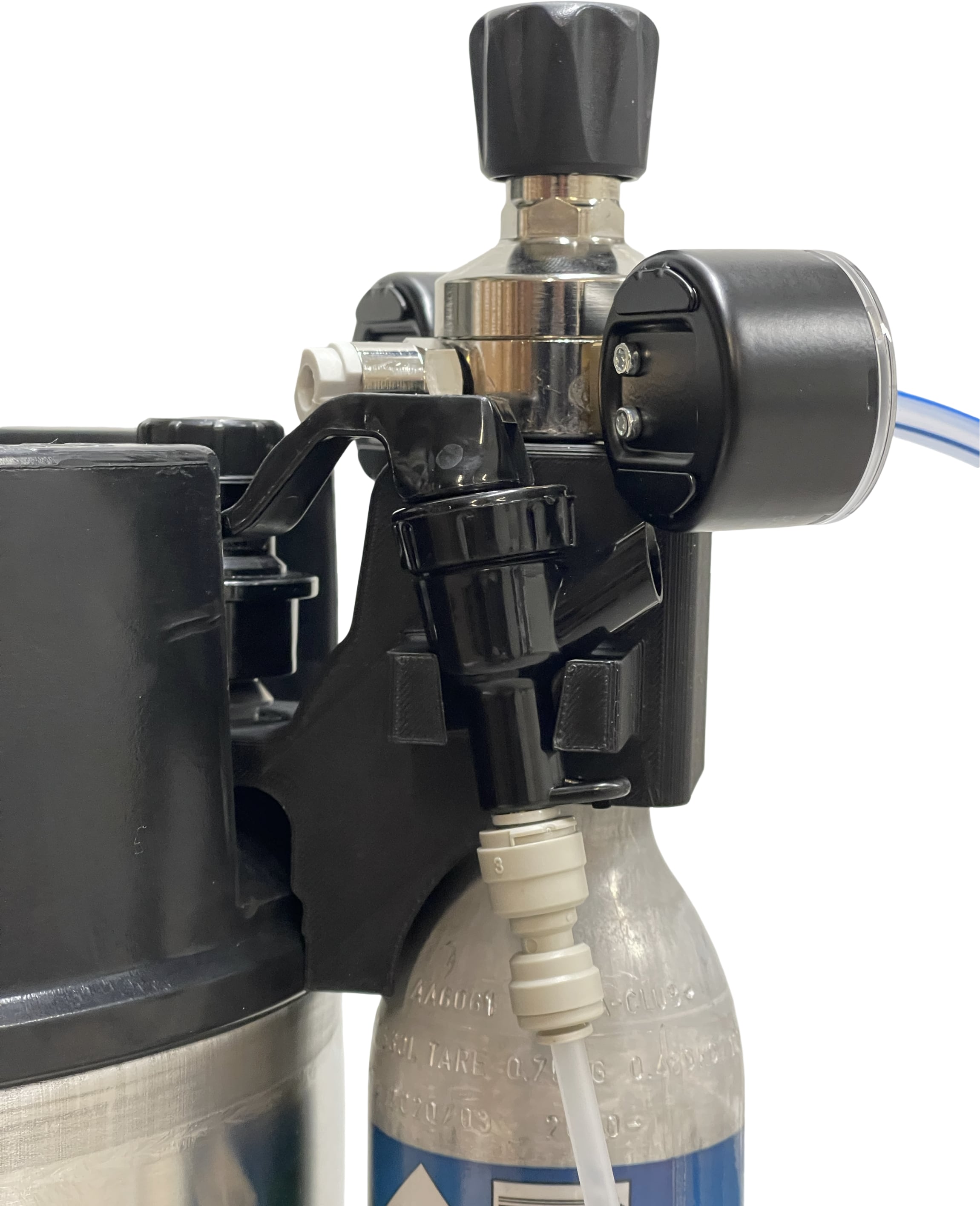 Nærbilde av Brewshop Holder for Sodastream flaske, picnic ølslangesett og regulator (Oxyturbo) til Corneliusfat festet til en gassflaske, som viser slanger og ventilkomponenter.