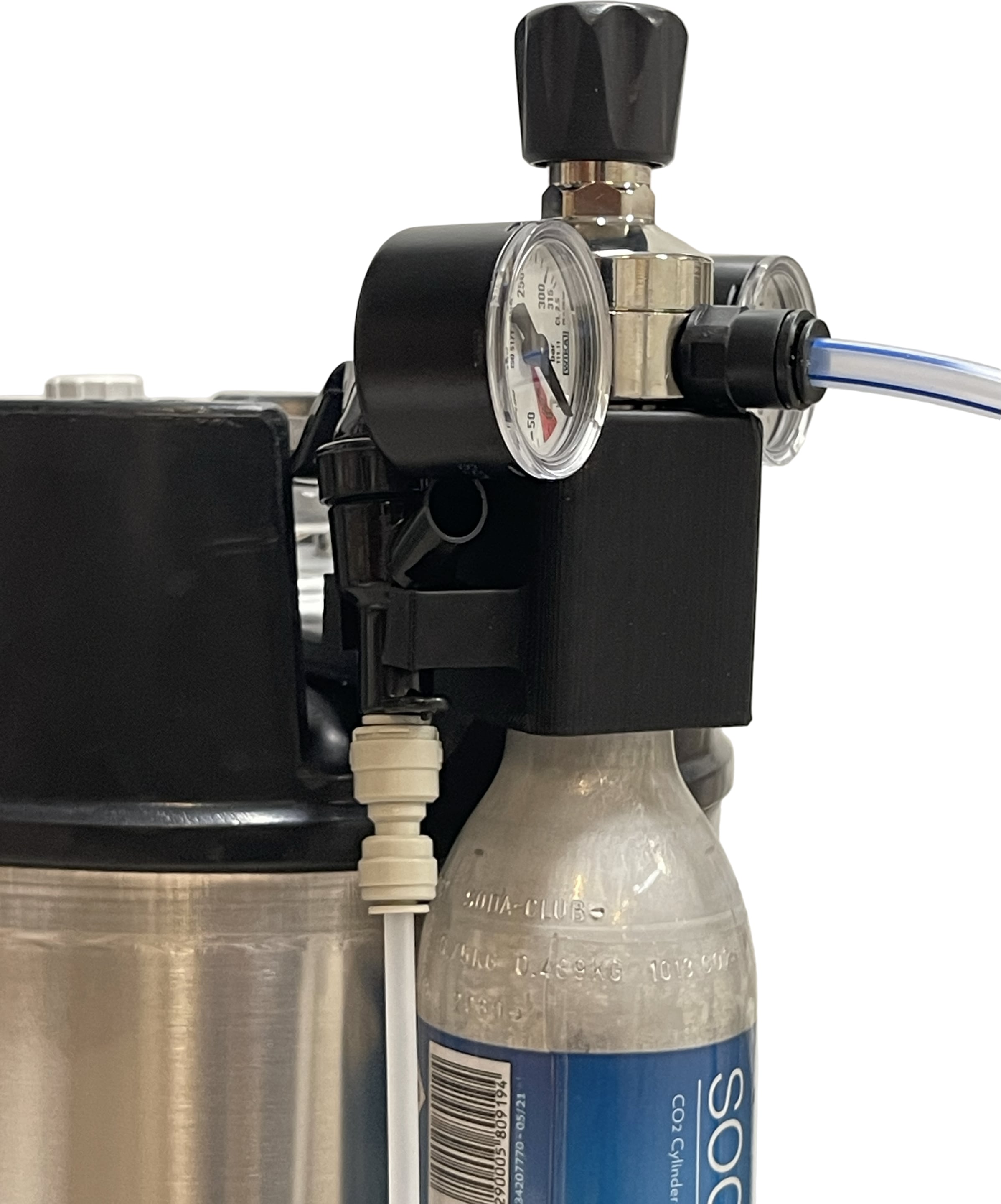 Et nærbilde av Brewshops holder for Sodastream flaske, picnic ølslangesett og Oxyturbo regulator til Corneliusfat, med påmonterte målere og slanger - perfekt for kullsyre- eller vannfiltreringsoppsett.