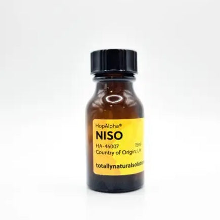 En 15 ml brun glassflaske med svart hette og gul etikett med teksten HopAlpha NISO 25% fra Totally Natural Solutions, rik på iso-alfasyrer, fra Storbritannia.