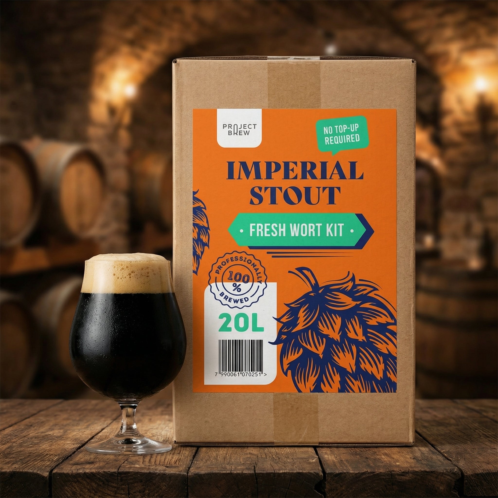 En 20L-eske med Austmann Imperial Stout - 20L Fresh Wort Kit står ved siden av et glass mørk stout i et dunkelt bryggeri med trefat, ideelt for hjemmebrygging-fans.