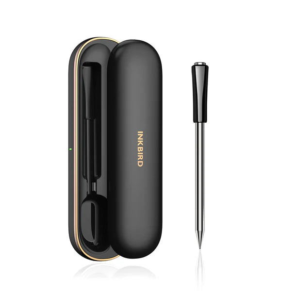 Et svart Inkbird INT-11P-B Bluetooth-steketermometer i et matchende svart ladeetui med gullkant, vist ved siden av pennespissfestet.