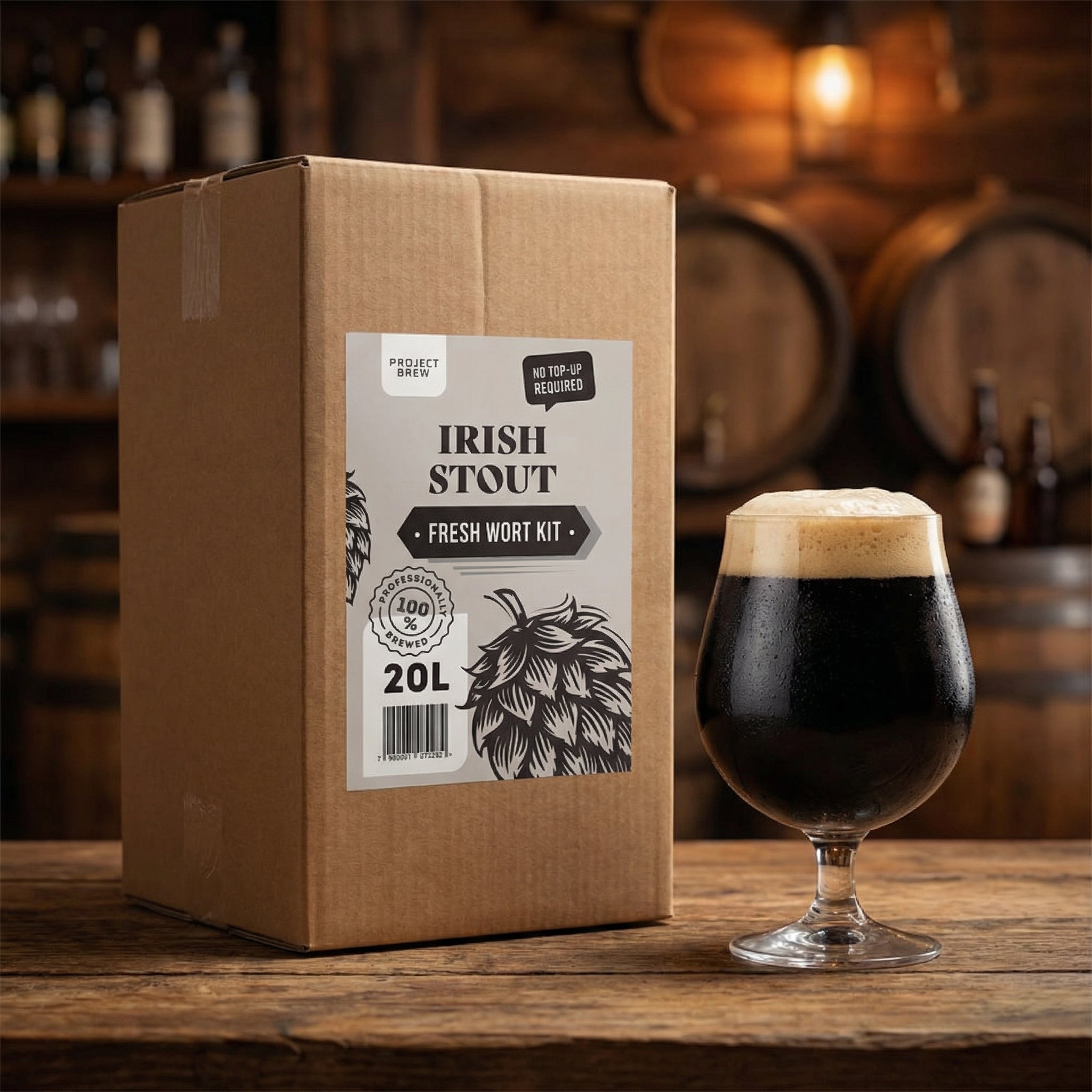 På et trebord står Austmann Irish Stout - 20L Fresh Wort Kit ved siden av et glass mørk stout, ideelt for hjemmebrygging, med tønner og flasker i bakgrunnen.