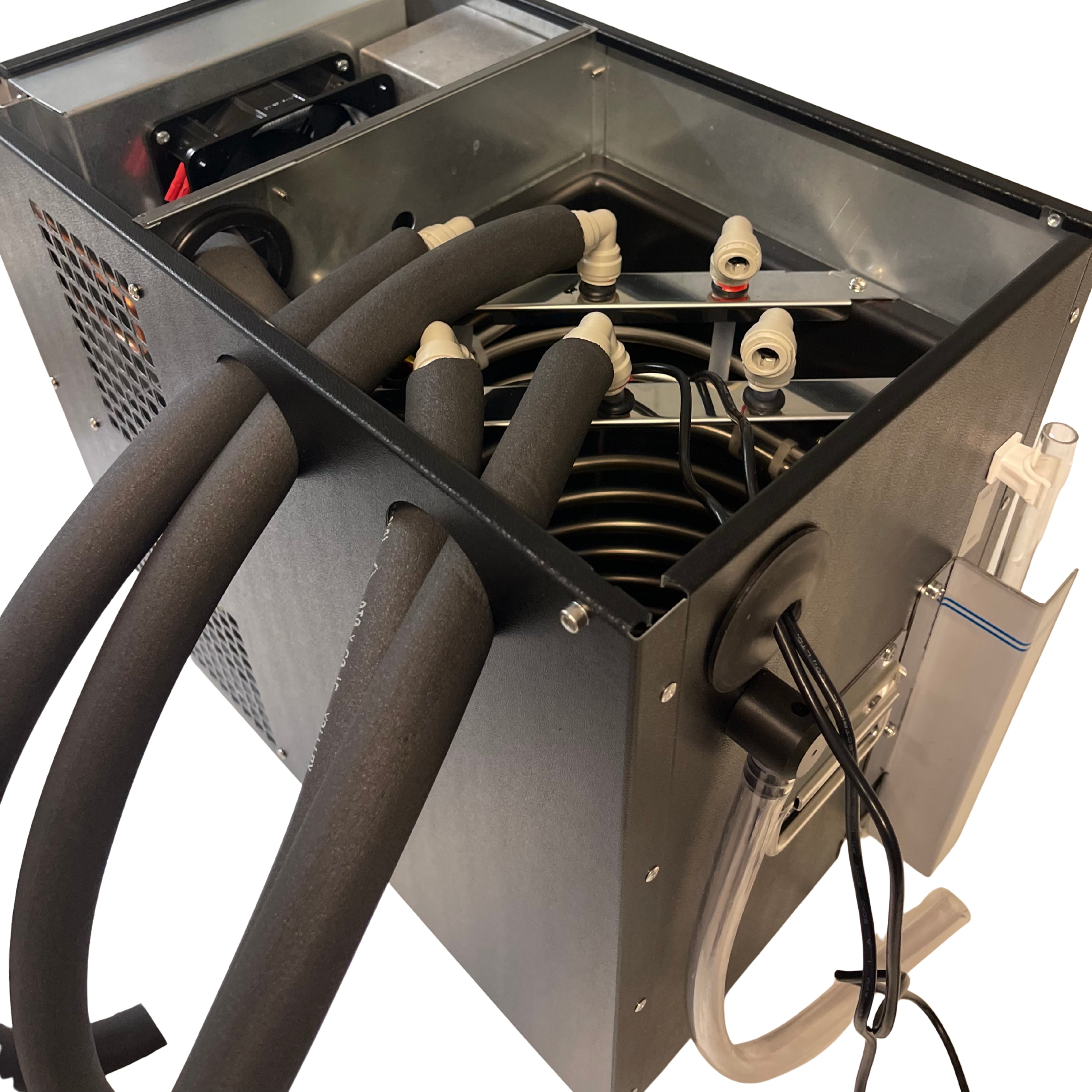 Åpent metallkabinett som viser isolerte slanger, kveilerør, elektriske ledninger og rørleggerarbeid - en del av Lindr AS-40 Glycol Green Line glykolkjøler for nedsenkbare pumper fra Lindr, som brukes til temperaturkontroll for brygging eller kjøling.