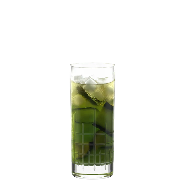 Et Stölzle Lausits Long Drink-glass MANHATTAN 405 ml, fylt med en grønn drink, isbiter og agurkskiver, står mot en enkel, hvit bakgrunn.