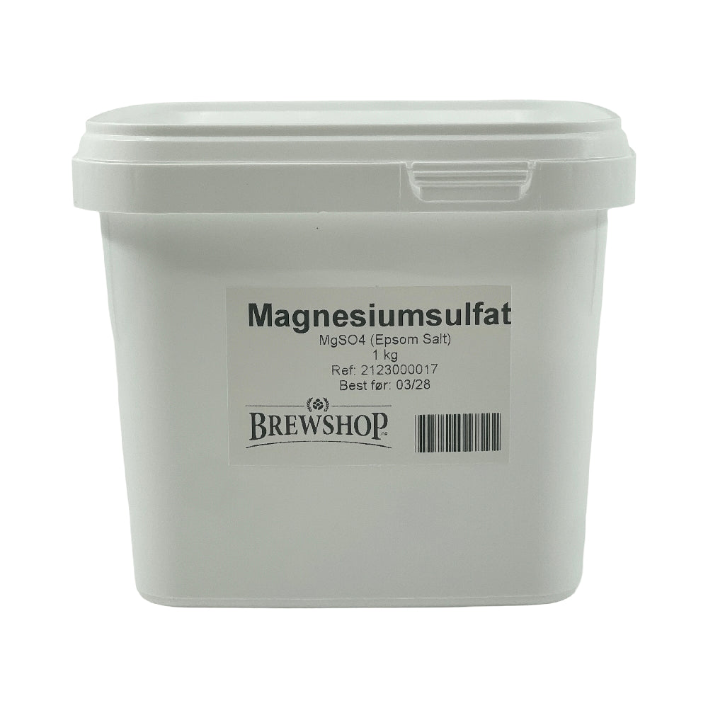 En hvit plastbeholder merket Brewshop Magnesiumsulfat 1kg, best før 28.03.