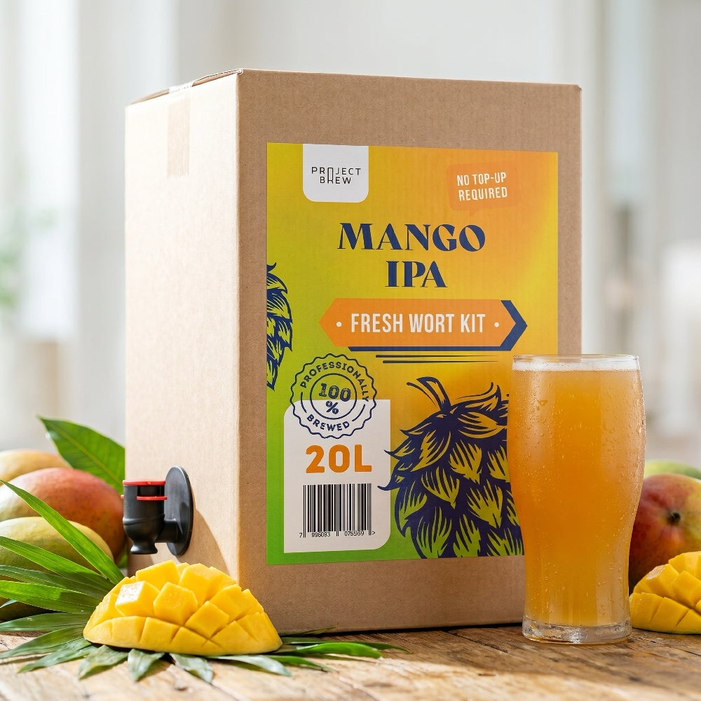 Mango IPA - 20L Fresh Wort Kit står på et bord sammen med et glass øl, mangoskiver og hele mangoer.
