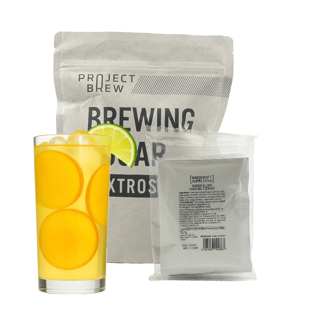 En gul Mango & Lime Hard Seltzer med sitron og lime, ved siden av Handcraft Supplies Mango & Lime Hard Seltzer Kit - Komplett med 2 kg sukker; ideell for hjemmebrygging eller seltzer-økter.