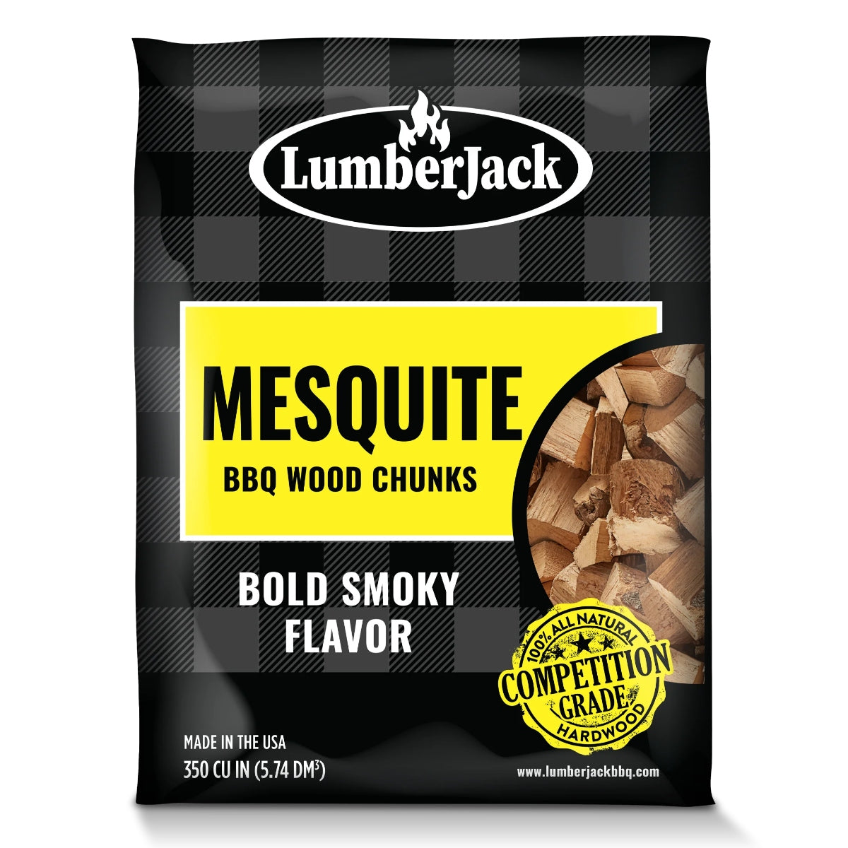 Pose med LumberJack Mesquite BBQ Wood Chunks med teksten "Bold Smoky Flavor", perfekt røyksmak for grilling av storfekjøtt, et bilde av trebitene og et Competition Grade Hardwood-stempel på forsiden.