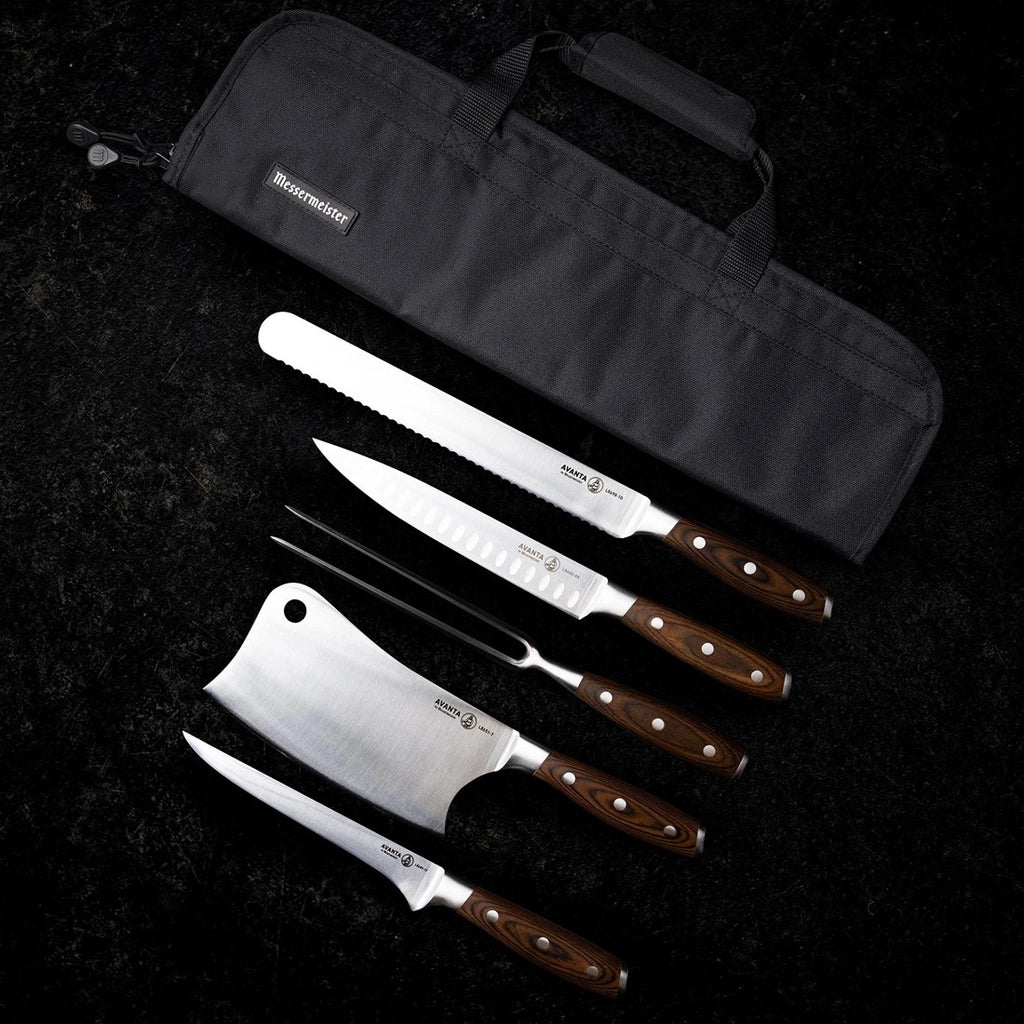 Avanta BBQ Knivsett fra Messermeister består av fem kjøkkenkniver og en gaffel med trehåndtak, alle plassert under et svart bæreetui med glidelås - ideelt for alle som er ute etter grillkniver av høy kvalitet.