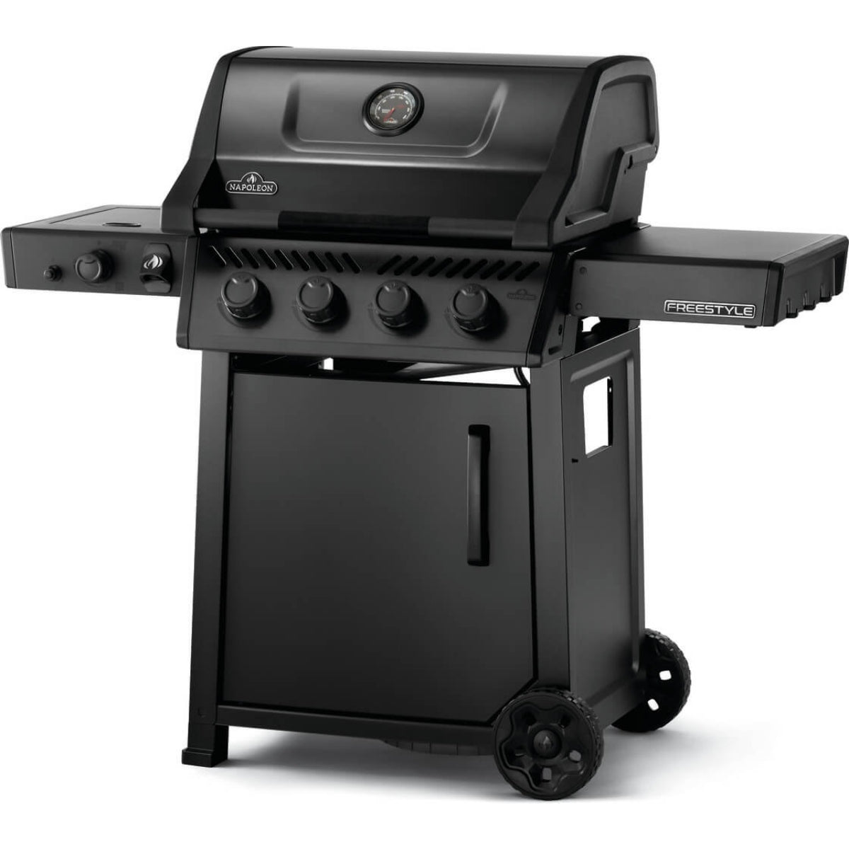 Napoleon Phantom Freestyle 425 Gassgrill i svart har fire brennere, lokk, sidehyller, betjeningsknapper, oppbevaringsskap, to hjul og en infrarød sidebrenner for allsidig grilling.