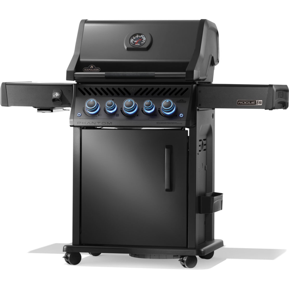 Napoleon Phantom Rogue PRO-S 425 Gassgrill er en svart infrarød grill med fem kontrollknapper, SIZZLE ZONE sidebrenner, lukket skap, hjul for mobilitet og et lokk med innebygd temperaturmåler.