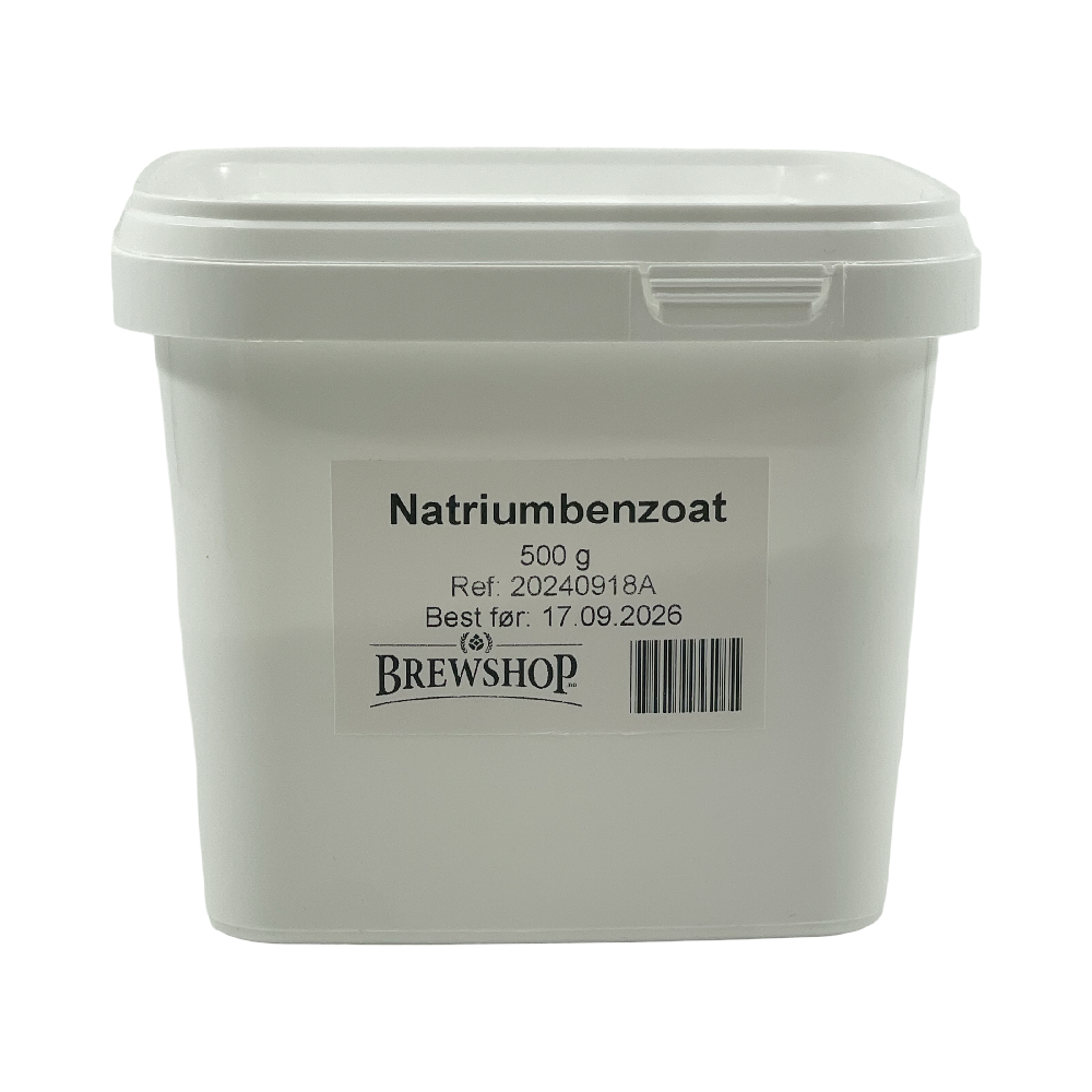 En hvit plastbeholder med Natriumbenzoat 500g (E211) fra Brewshop, best før 17.09.2026; et effektivt konserveringsmiddel.