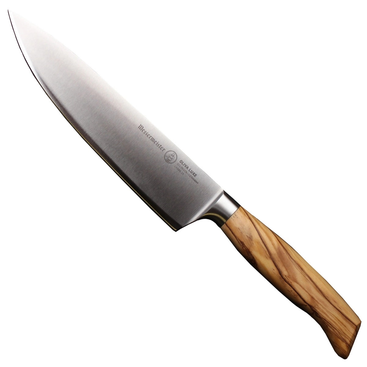 Oliva Luxe Kokkekniv fra Messermeister har et blad i rustfritt stål og et håndtak i tre, som fremhever det elegante tyske håndverket mot en hvit bakgrunn.
