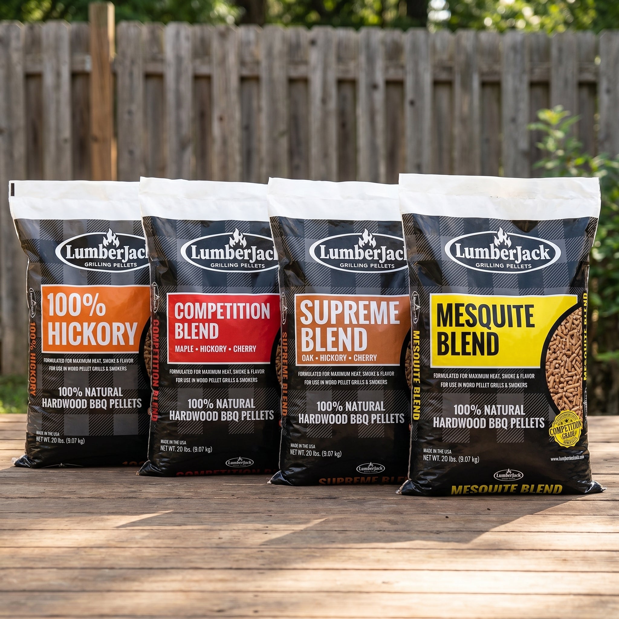 Fire poser med Lumberjack Pellets Smakspakke 4 varianter - 100 % hickory, Competition Blend, Supreme Blend og Mesquite Blend - står på et utendørs trebord, klare til å tilføre autentisk BBQ-smak til grillingen din.
